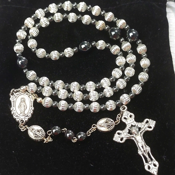 Rosary with gift box included. - Picture 7 of 10